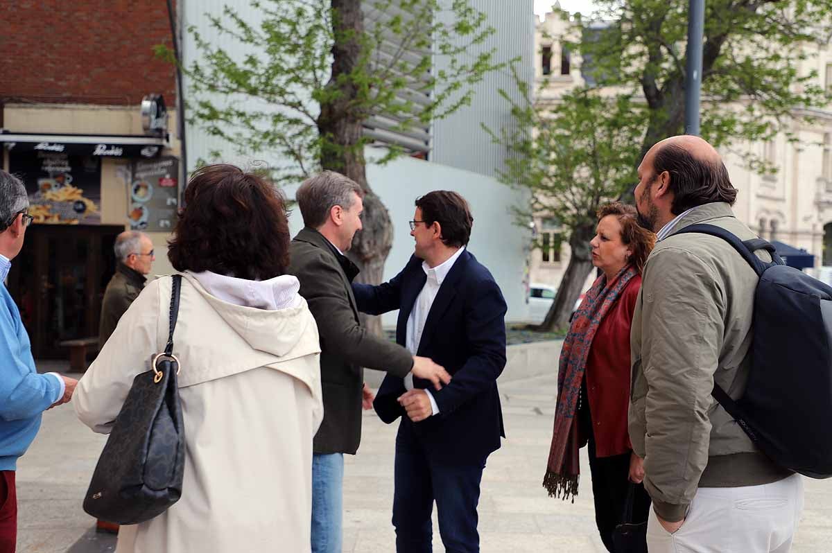 El candidato 'popular', Alfonso Fernández Mañueco, recoge el testigo del presidente de la Junta, aunque advierte que tiene que seguir su «camino»