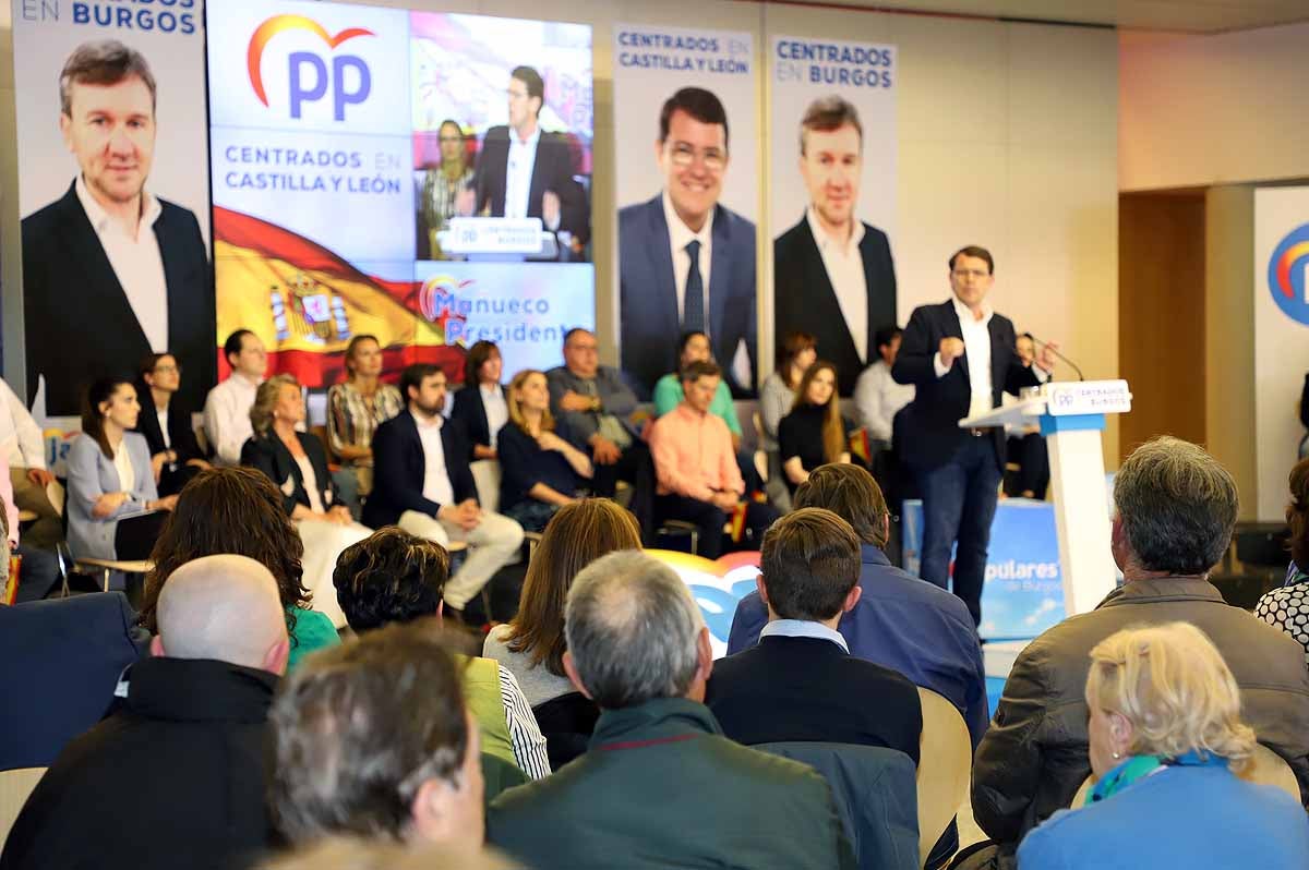 El candidato 'popular', Alfonso Fernández Mañueco, recoge el testigo del presidente de la Junta, aunque advierte que tiene que seguir su «camino»