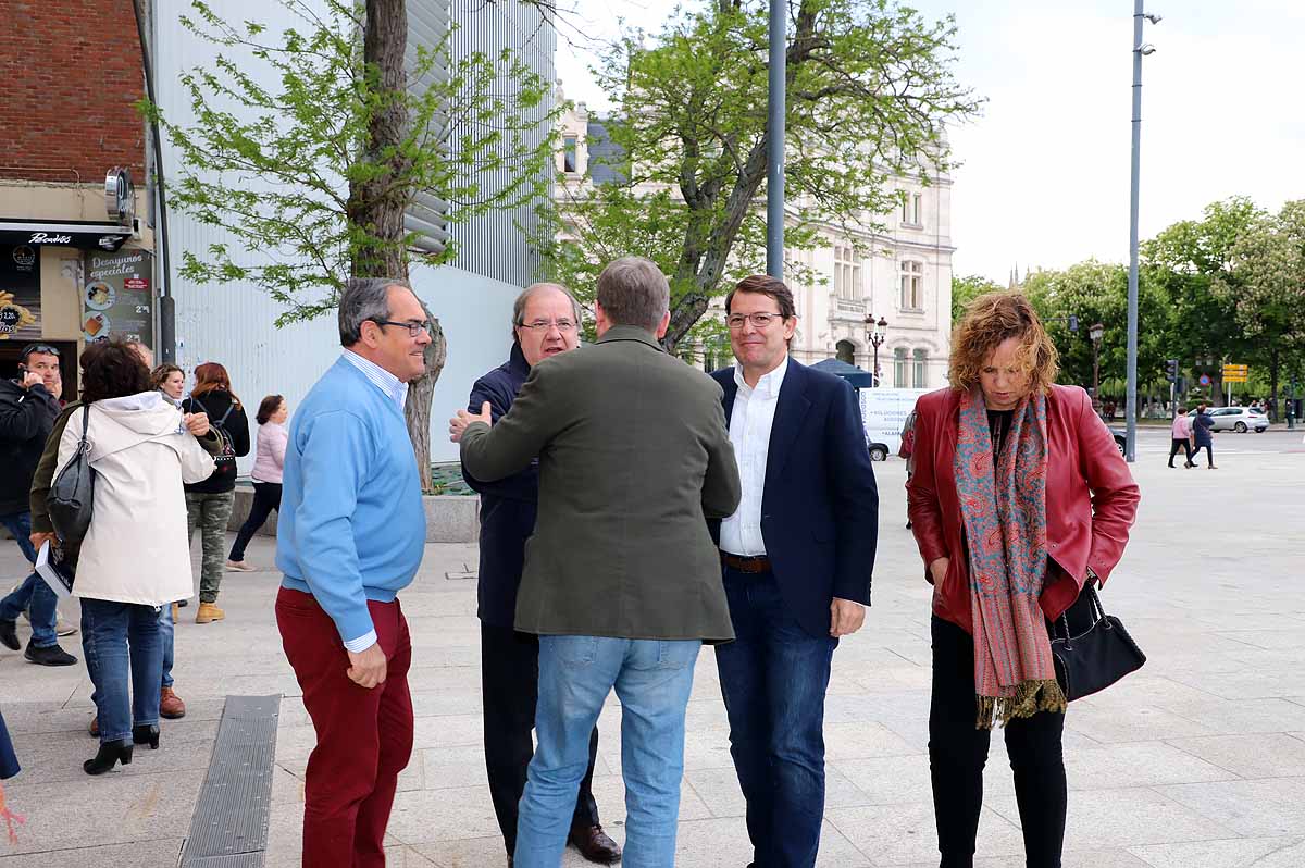 El candidato 'popular', Alfonso Fernández Mañueco, recoge el testigo del presidente de la Junta, aunque advierte que tiene que seguir su «camino»