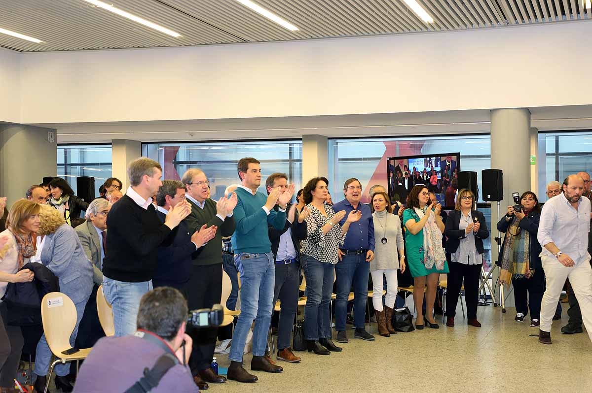 El candidato 'popular', Alfonso Fernández Mañueco, recoge el testigo del presidente de la Junta, aunque advierte que tiene que seguir su «camino»