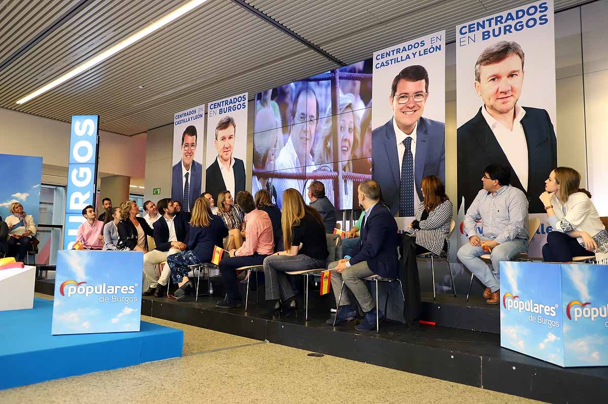 El candidato 'popular', Alfonso Fernández Mañueco, recoge el testigo del presidente de la Junta, aunque advierte que tiene que seguir su «camino»