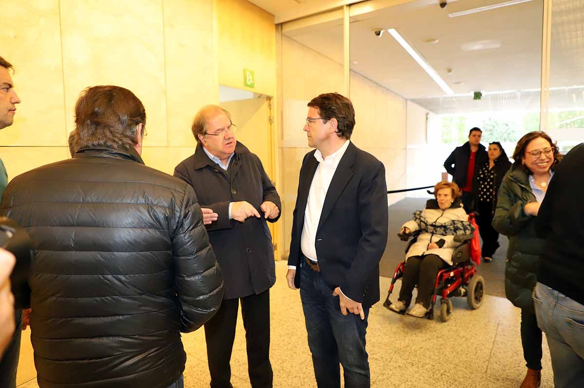 El candidato 'popular', Alfonso Fernández Mañueco, recoge el testigo del presidente de la Junta, aunque advierte que tiene que seguir su «camino»