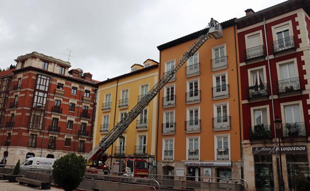 Imagen principal - Los bomberos generan expectación en Santocildes
