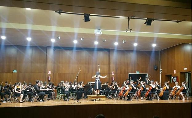 Orquesta de Cuerda del Conservatorio Profesional de Música de Ourense dirigida por Raquel Carrera. 