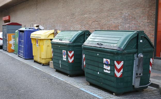 Fila de contenedores para el reciclaje. 