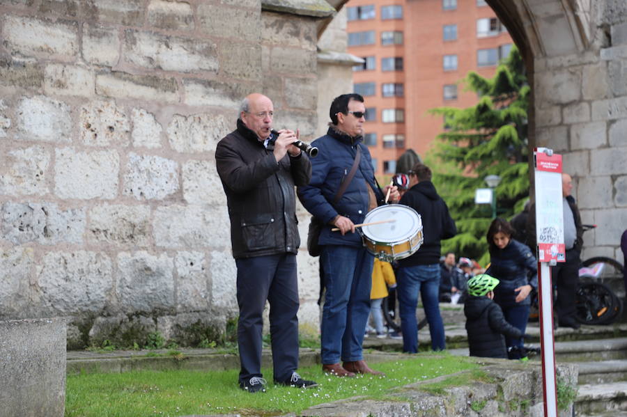 Miles de burgaleses, tanto niños como mayores, han vuelto a participar en el Día de la Bici, una iniciativa solidaria a favor de la Fundación Candeal - Proyecto Hombre