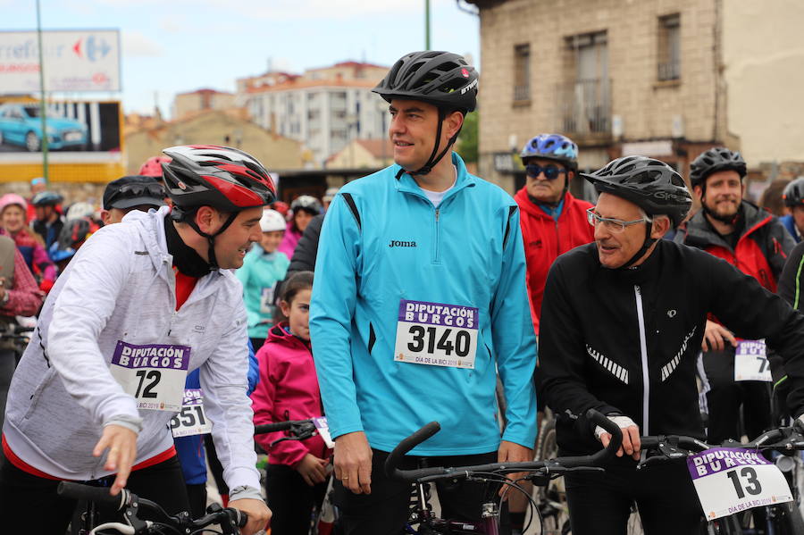 Miles de burgaleses, tanto niños como mayores, han vuelto a participar en el Día de la Bici, una iniciativa solidaria a favor de la Fundación Candeal - Proyecto Hombre