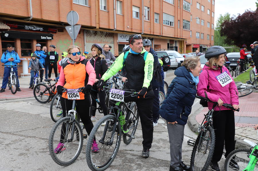 Miles de burgaleses, tanto niños como mayores, han vuelto a participar en el Día de la Bici, una iniciativa solidaria a favor de la Fundación Candeal - Proyecto Hombre