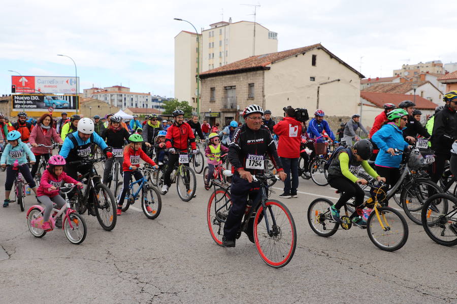 Miles de burgaleses, tanto niños como mayores, han vuelto a participar en el Día de la Bici, una iniciativa solidaria a favor de la Fundación Candeal - Proyecto Hombre