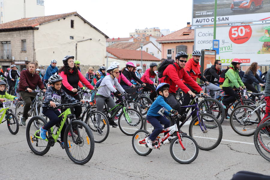 Miles de burgaleses, tanto niños como mayores, han vuelto a participar en el Día de la Bici, una iniciativa solidaria a favor de la Fundación Candeal - Proyecto Hombre