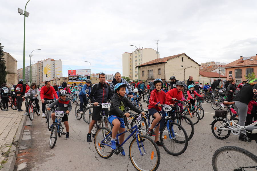 Miles de burgaleses, tanto niños como mayores, han vuelto a participar en el Día de la Bici, una iniciativa solidaria a favor de la Fundación Candeal - Proyecto Hombre