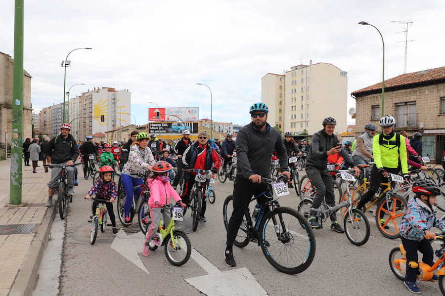 Miles de burgaleses, tanto niños como mayores, han vuelto a participar en el Día de la Bici, una iniciativa solidaria a favor de la Fundación Candeal - Proyecto Hombre