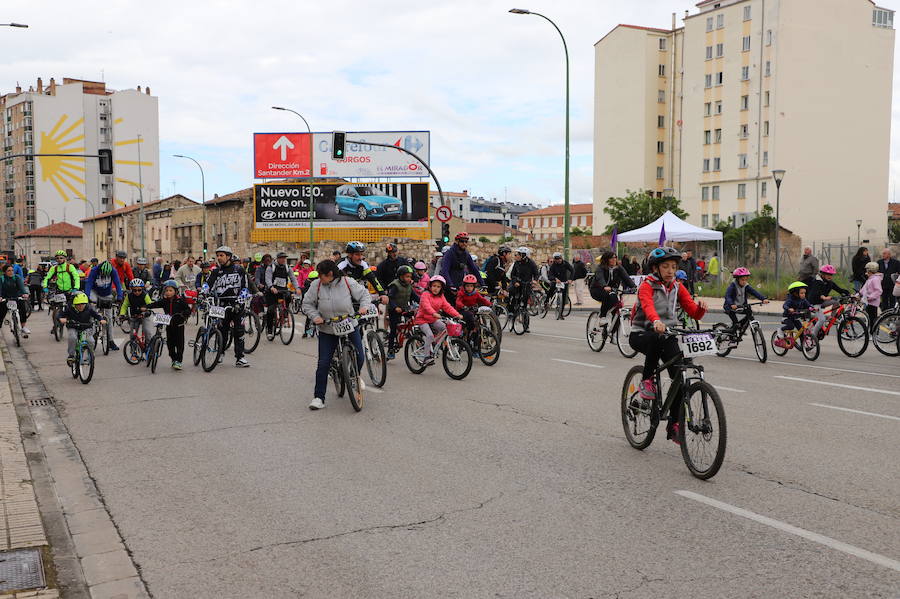 Miles de burgaleses, tanto niños como mayores, han vuelto a participar en el Día de la Bici, una iniciativa solidaria a favor de la Fundación Candeal - Proyecto Hombre