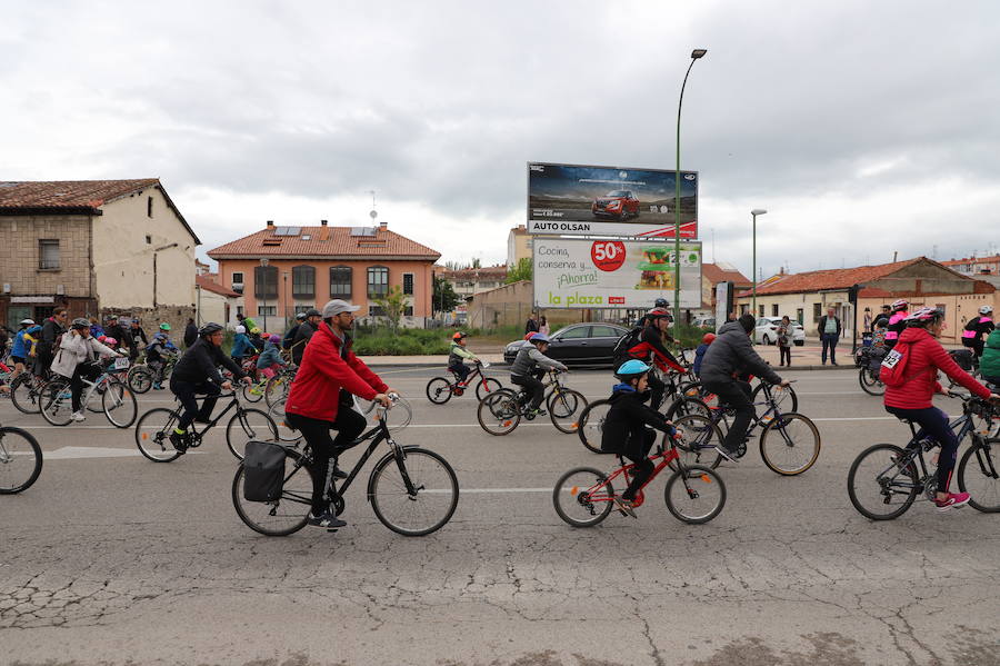 Miles de burgaleses, tanto niños como mayores, han vuelto a participar en el Día de la Bici, una iniciativa solidaria a favor de la Fundación Candeal - Proyecto Hombre