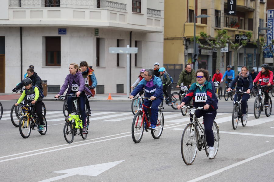 Miles de burgaleses, tanto niños como mayores, han vuelto a participar en el Día de la Bici, una iniciativa solidaria a favor de la Fundación Candeal - Proyecto Hombre