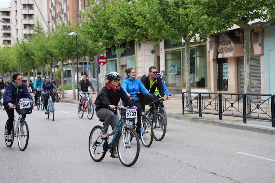 Miles de burgaleses, tanto niños como mayores, han vuelto a participar en el Día de la Bici, una iniciativa solidaria a favor de la Fundación Candeal - Proyecto Hombre