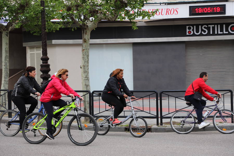 Miles de burgaleses, tanto niños como mayores, han vuelto a participar en el Día de la Bici, una iniciativa solidaria a favor de la Fundación Candeal - Proyecto Hombre