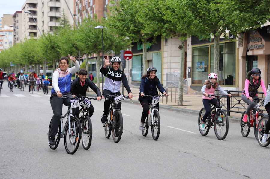 Miles de burgaleses, tanto niños como mayores, han vuelto a participar en el Día de la Bici, una iniciativa solidaria a favor de la Fundación Candeal - Proyecto Hombre