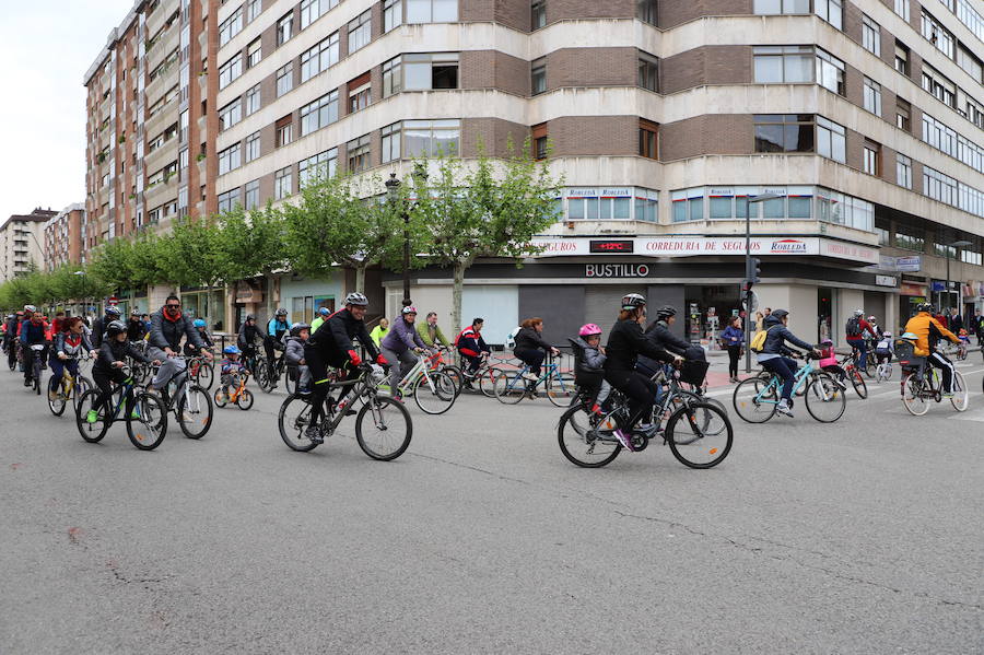 Miles de burgaleses, tanto niños como mayores, han vuelto a participar en el Día de la Bici, una iniciativa solidaria a favor de la Fundación Candeal - Proyecto Hombre