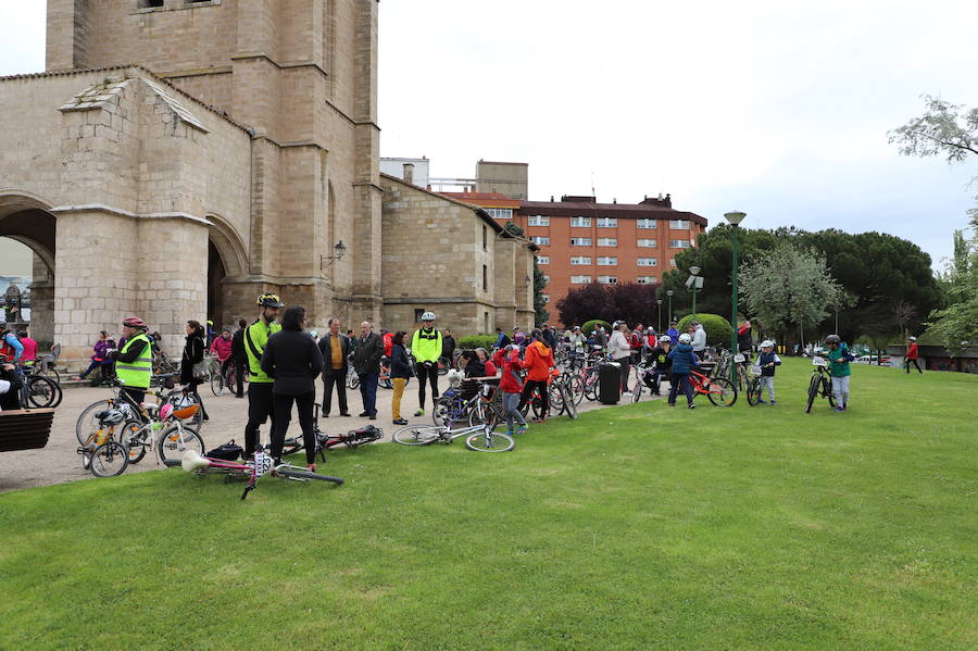 Miles de burgaleses, tanto niños como mayores, han vuelto a participar en el Día de la Bici, una iniciativa solidaria a favor de la Fundación Candeal - Proyecto Hombre