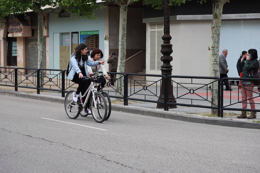 Miles de burgaleses, tanto niños como mayores, han vuelto a participar en el Día de la Bici, una iniciativa solidaria a favor de la Fundación Candeal - Proyecto Hombre