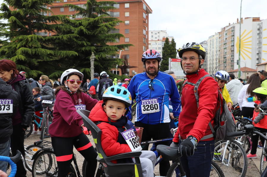 Miles de burgaleses, tanto niños como mayores, han vuelto a participar en el Día de la Bici, una iniciativa solidaria a favor de la Fundación Candeal - Proyecto Hombre