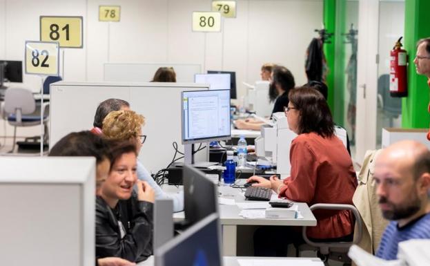 Contribuyentes presentando su declaración de la Renta en una oficina de la AEAT.