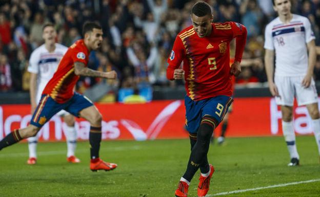 Rodrigo celebra un gol ante Noruega en el partido ante Mestalla 
