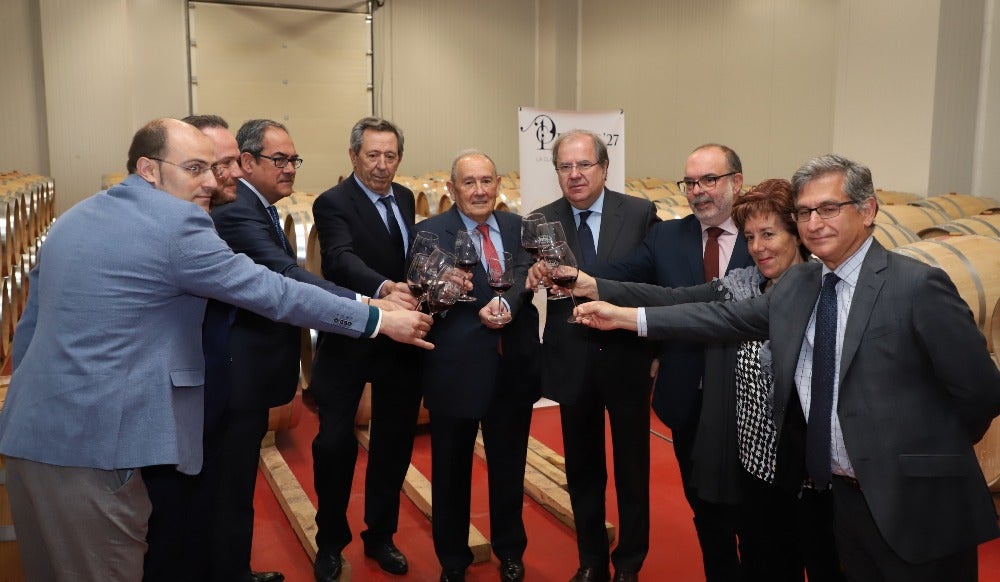 Miembros de Bodegas Protos y de la Junta de Castilla y León brindan por el nuevo centro