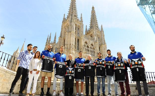 Jugadores y miembtos del club San Pablo posan con las camisetas junto a Fidel Herráez Vegas, arzobispo de Burgos y presidente de la Fundación y Pablo González Cámara, presidente del Cabildo. 