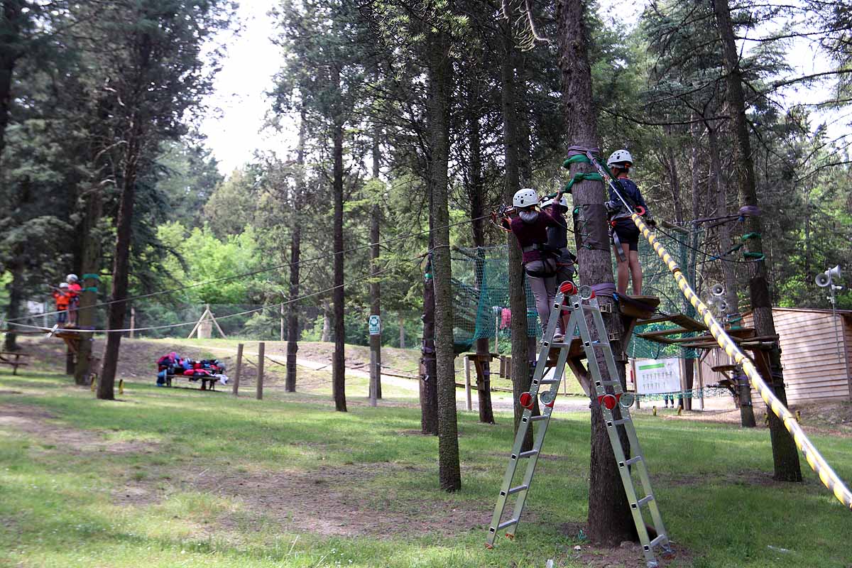 Todas las personas mayores de cinco años pueden disfrutar de estas tirolinas, cuerdas, puentes o redes. El espacio está gestionado por la Fundación CISA de Aspanias y este año también organizan talleres, a partir de junio