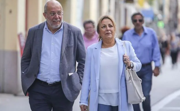 El candidato de Ciudadanos a la Presidencia de la Junta de Castilla y León, Francisco Igea, pasea con su amiga Rosa Valdeón, exvicepresidenta de la Junta y exalcaldesa de Zamora