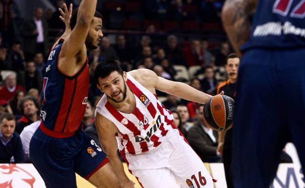 Papanikolaou, una de las estrellas de Olympiacos, en un partido de Euroliga ante el Baskonia. 