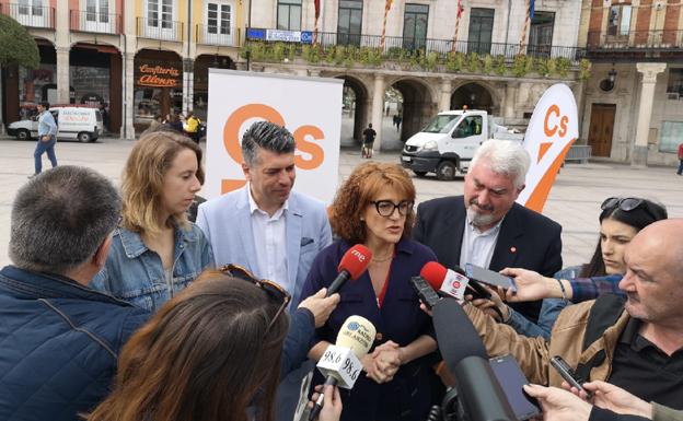 Soraya Rodríguez realiza declaraciones a los medios de comunicación. 