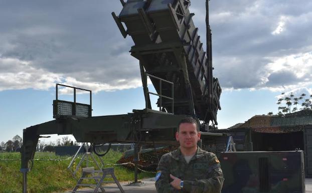 El capitán-capellán Juan Luis García, junto a una lanzadera de misiles Patriot, en la base turca de la OTAN en la que presta servicio. 