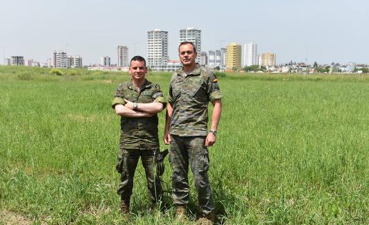 Juan Luis y el teniente coronel Javier Vázquez Hermoso, con la ciudad turca de Incirlik al fondo.