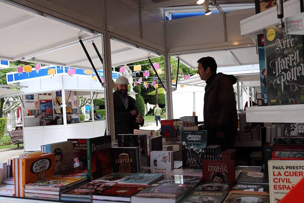 Imagen secundaria 1 - La Feria del Libro de Burgos abre sus puertas en el Paseo del Espolón