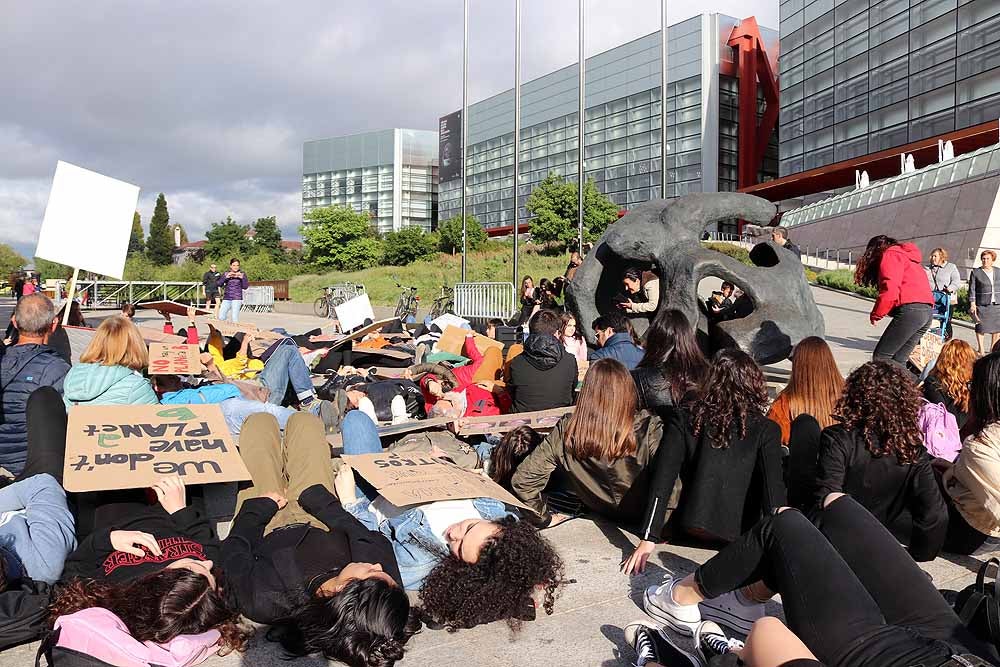 El paseo de Atapuerca ha sido el lugar donde se ha celebrado esta sentada, con motivo de la segunda huelga mundial estudiantil contra el cambio climático 