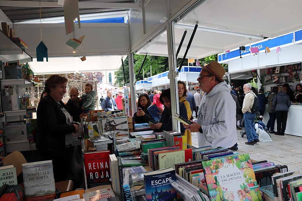 Las mejores imágenes de la segunda jornada de la Feria del Libro, celebrada en el Paseo del Espolón