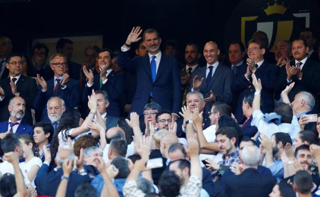 El rey Felipe VI, en el palco del Benito Villamarín. 