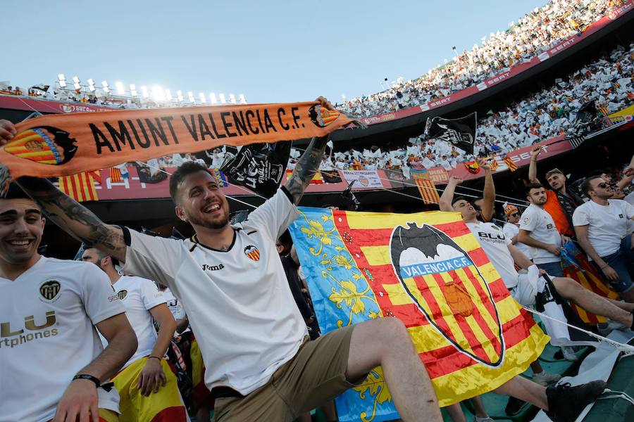 Las aficiones del Barcelona y del Valencia han puesto el colorido a la previa de la final de la Copa del Rey