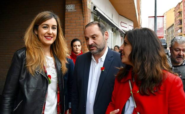 Aitana Hernando, alcaldesa de Miranda de Ebro, junto a los socialistas José Luis Ábalos y Esther Peña. 