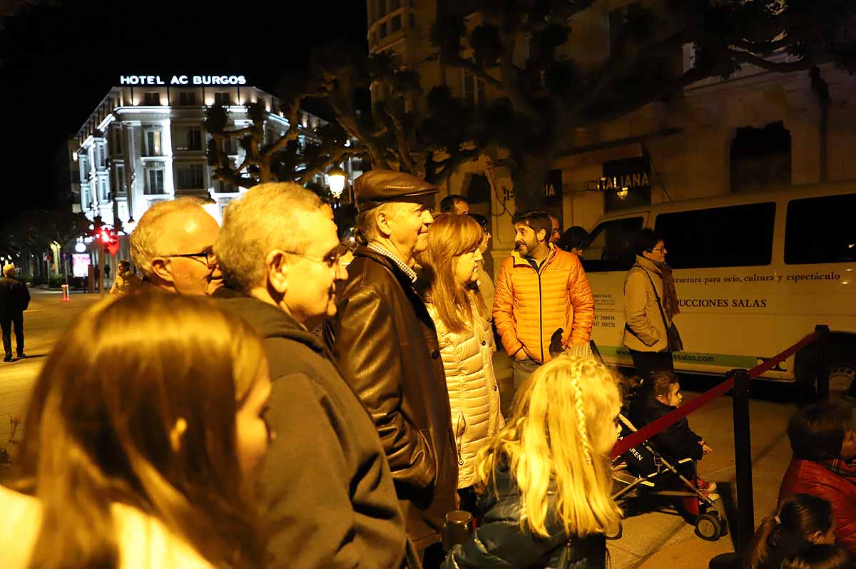 A pesar del frío viento, los burgaleses han salido a las calles para disfrutar de propuestas culturales hasta las 3 horas de la mañana durante una jornada llena de vida