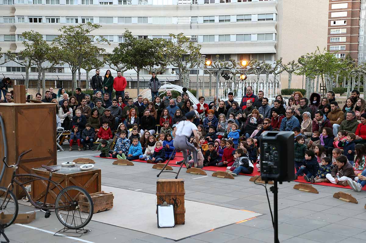 A pesar del frío viento, los burgaleses han salido a las calles para disfrutar de propuestas culturales hasta las 3 horas de la mañana durante una jornada llena de vida