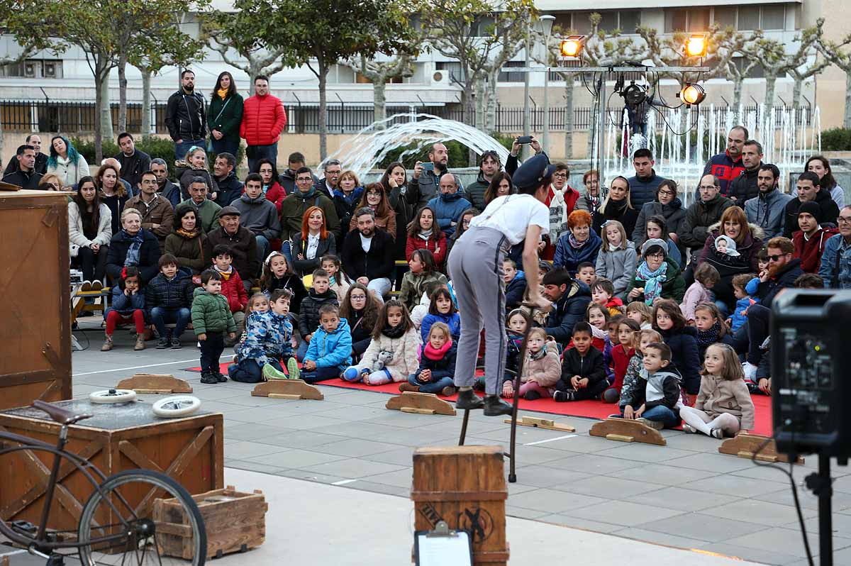 A pesar del frío viento, los burgaleses han salido a las calles para disfrutar de propuestas culturales hasta las 3 horas de la mañana durante una jornada llena de vida