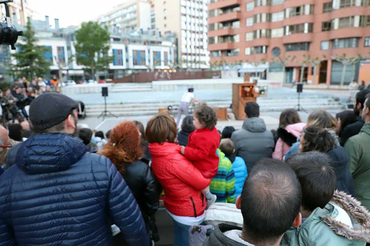 A pesar del frío viento, los burgaleses han salido a las calles para disfrutar de propuestas culturales hasta las 3 horas de la mañana durante una jornada llena de vida