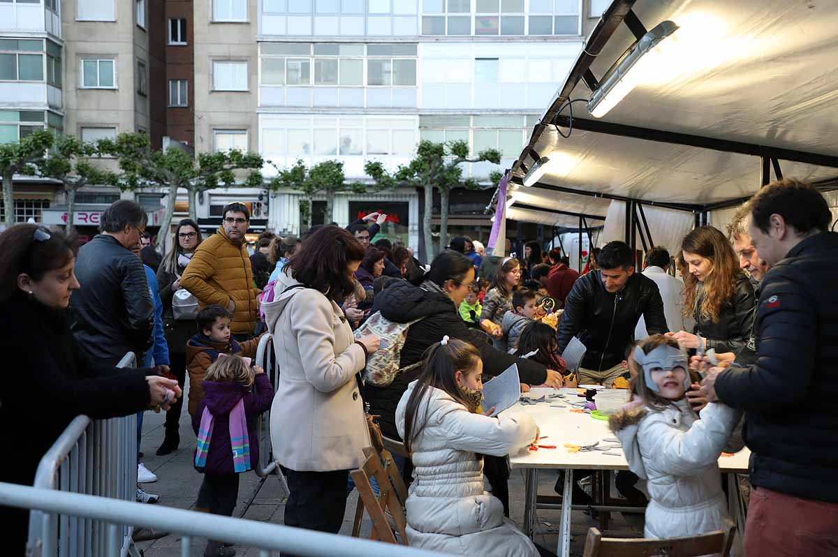 A pesar del frío viento, los burgaleses han salido a las calles para disfrutar de propuestas culturales hasta las 3 horas de la mañana durante una jornada llena de vida