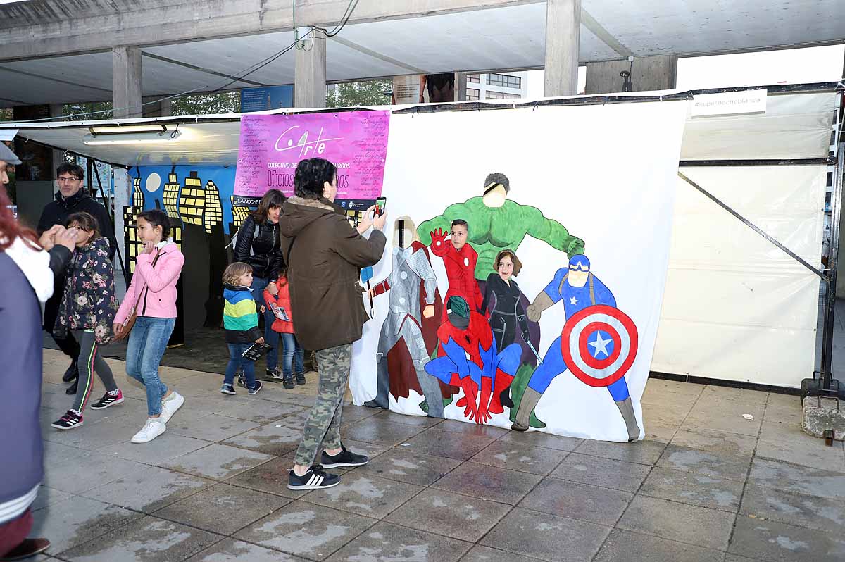 A pesar del frío viento, los burgaleses han salido a las calles para disfrutar de propuestas culturales hasta las 3 horas de la mañana durante una jornada llena de vida