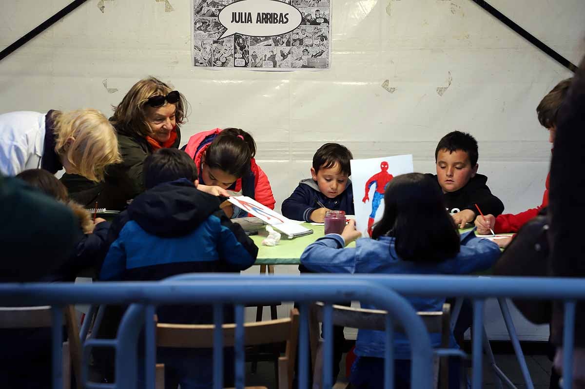 A pesar del frío viento, los burgaleses han salido a las calles para disfrutar de propuestas culturales hasta las 3 horas de la mañana durante una jornada llena de vida