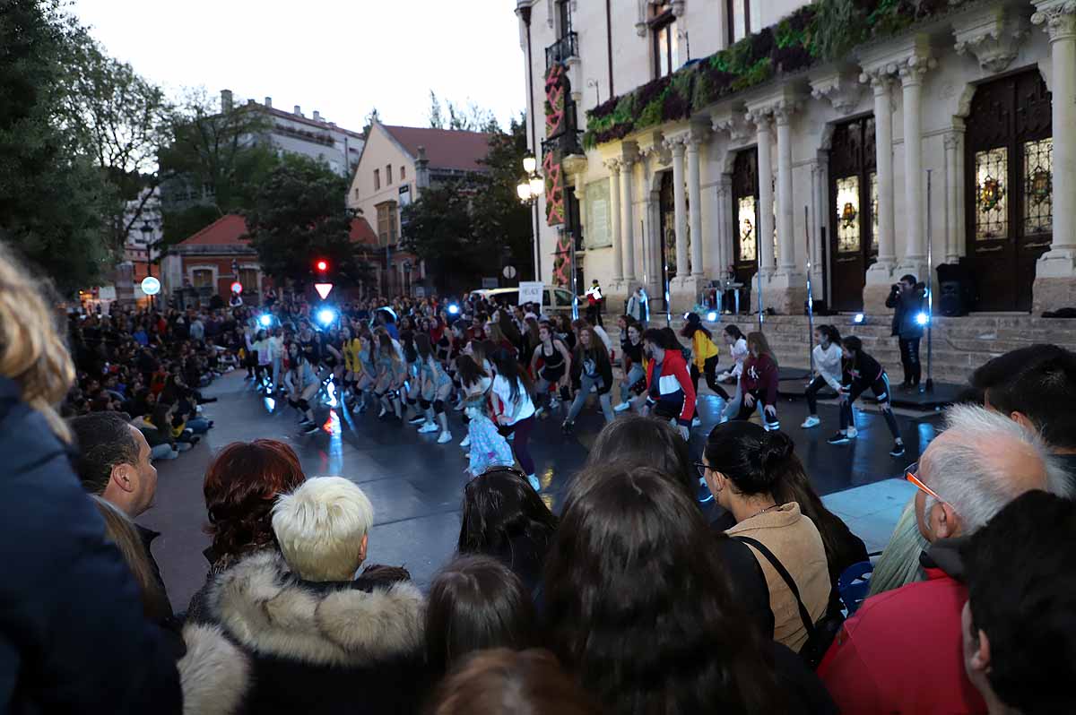 A pesar del frío viento, los burgaleses han salido a las calles para disfrutar de propuestas culturales hasta las 3 horas de la mañana durante una jornada llena de vida